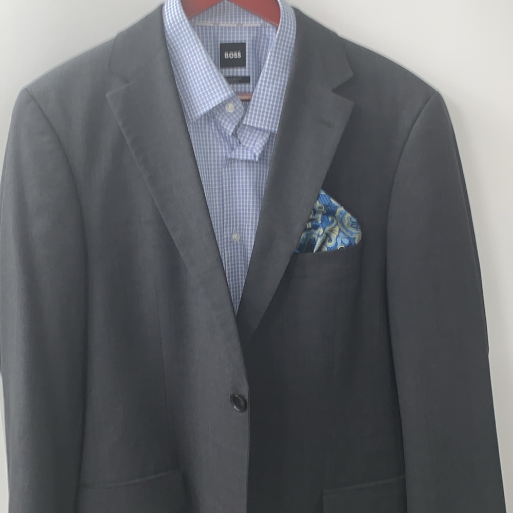 Hugo Boss Size 40R Sports Jacket in very good used condition. 100% Virgin Wool